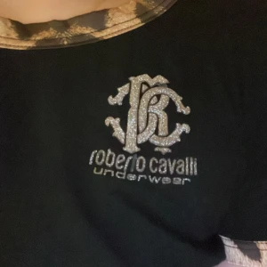 Roberto Cavalli  - T-shirt köpt second hand. Köpare står för frakt 💌 
