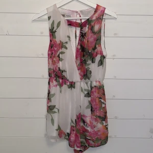 Jumpsuit - Jättefin jumpsuit som är som ny!  Storlek XS-S. Vit mer rosa blommor🌸  