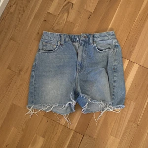 Jeansshorts  - Blåa jeansshorts i storlek 36