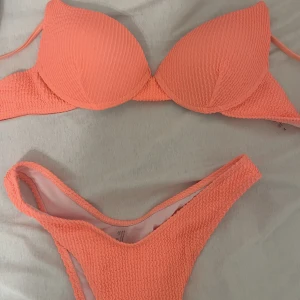 Shein  - Har aldrig använt, köpte dem från shein för skulle ta på mig dem i Australien men de hände aldrig så jag säljer dem istället och dem va lite för små för mig 