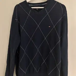 Säljer denna snygga tröja från Tommy hilfiger. Kommer inte till användning så därav den säljs. Inga flaws dock lite urtvättad om något. Storlek M och skulle säga true to size