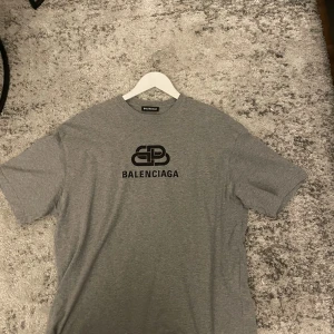Balenciaga chained logo T-shirt  - ÄKTA balenciaga chained logo T-shirt, e-kvitto finns.  Sjukt fin T-shirt men den används inte längre. Cond: 9/10 Lägg ett bra bud så löser vi snabb deal 