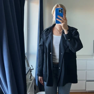 Trenchcoat från arket - Säljer min trenchcoat från arket, då den inte kommer till så mycket användning längre! Strl XS, men den är Oversized💓Nypris 1790, mitt pris 1300
