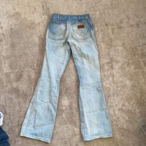 Jättefina midrise/lowrise bootcut och vintage jeans