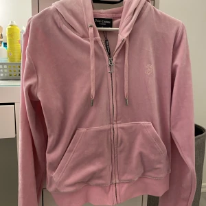 Juicy couture rosa  - Juicy couture zipup hoddie i rosa färg, helt oanvänd med prislappen kvar. Säljer för 500 kr,, budgivning + frakt. Superfin! 