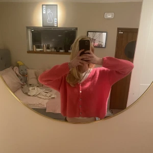 Stickad kofta - Gör ett intressekoll koll på denna kofta då jag vill se hur mycket man kan tänka sig att betala💕