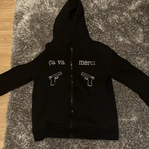 Blinglucid  hoodie  - En Blinglucid hoodie med zip och kristallpärlor skick 10/10 finns inga skador!den är som ny stolek s finns inte få tag på dessa längre! 
