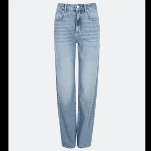 90s straight jeans - Säljer mina jeans som tyvärr inte passar. Bra skick och nästan oanvända. Priset kan diskuteras😊