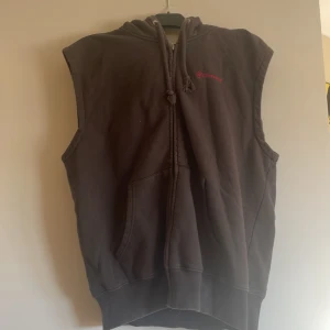 Kofta med korta armar - Märket är convers, bra skick, storlek M