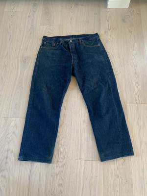 Perfekta Levis 501, de är 34 i längd men är uppsydda så de sitter mer som 33 eller 32 i längd, skriv privat för bild med de på.  Köpare betalar frakt, priset är inte hugget i sten.