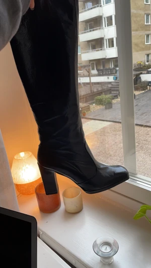 90’s stövlar  med klack  - Säljer dessa älskade stövlar från 90 talet. Super bra skick och i äkta läder. Från märket Pierre cardin. ❤️