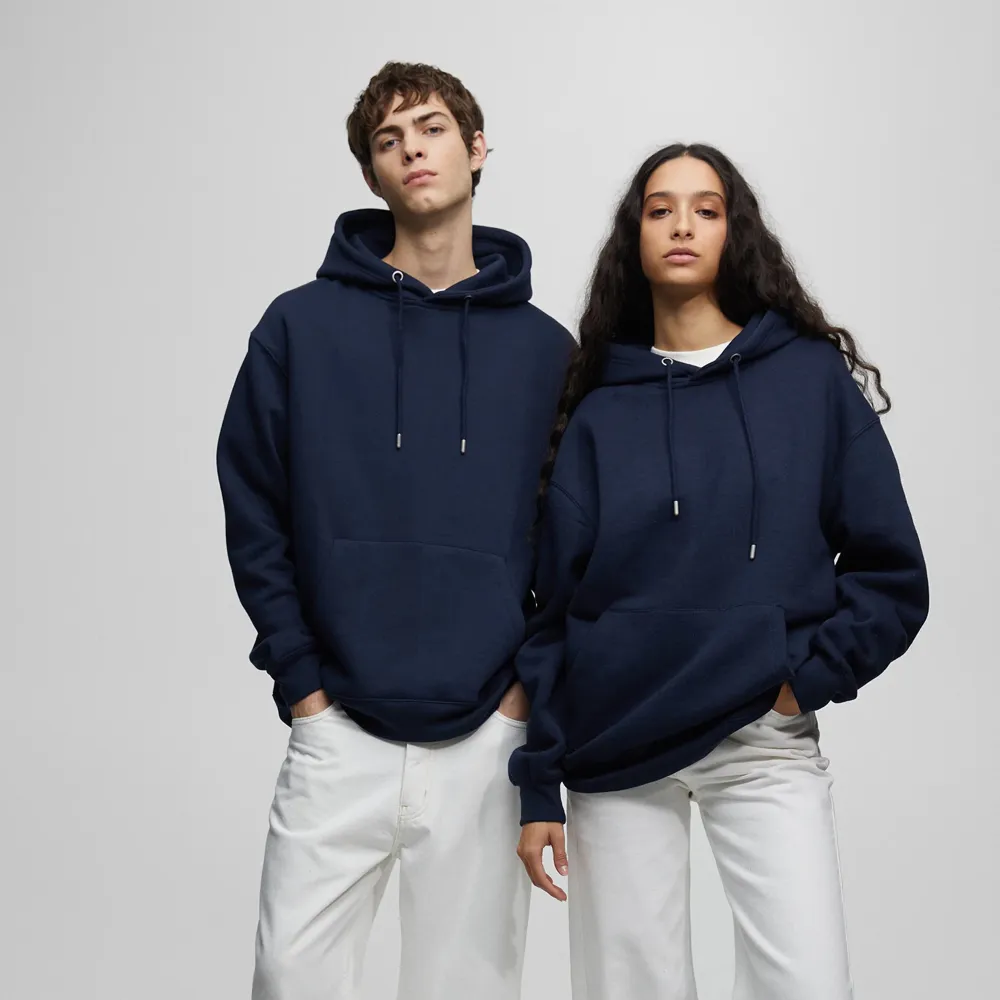 Marinblå hoodie från pull&bear i storlek S. Aldrig använd och säljer för 90kr exklusive frakt😊💖. Hoodies.