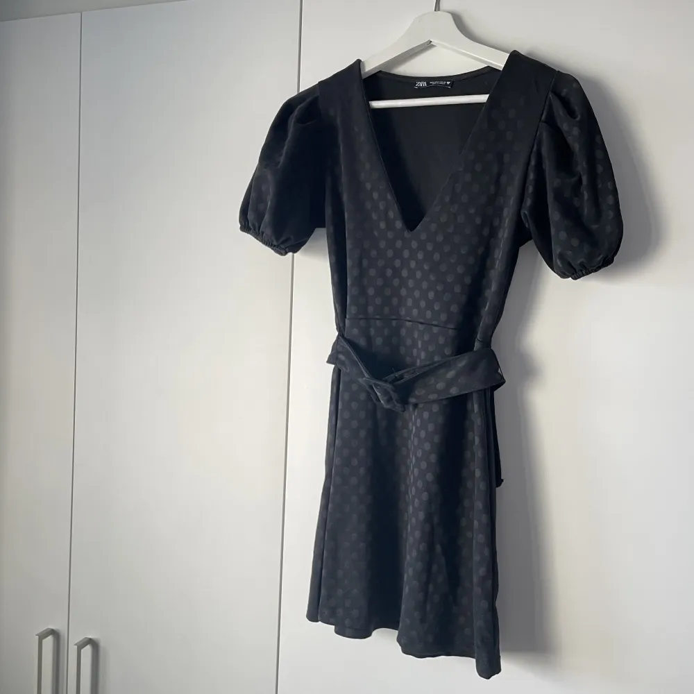 Söt svart klänning från zara. Aldrig använd då den är för kort för mig (är 180cm) men köpt i andra hand, dock ser och känns den helt oanvänd🌷. Klänningar.