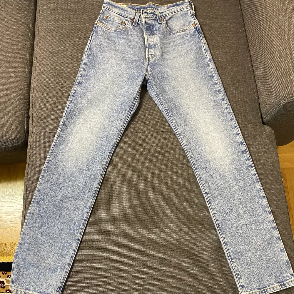 Helt nya levis jeans i storlek 27/30. Aldrig använda, köptes på Åhlens city den 13 februari. Pris kan diskuteras. . Accessoarer.