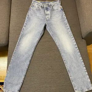 Helt nya levis jeans i storlek 27/30. Aldrig använda, köptes på Åhlens city den 13 februari. Pris kan diskuteras. 