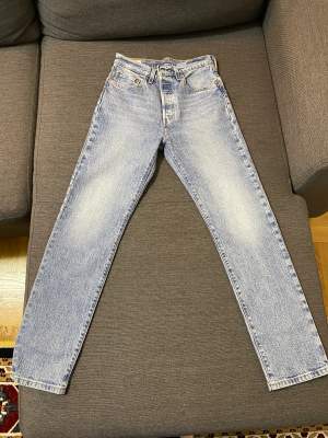 Helt nya levis jeans i storlek 27/30. Aldrig använda, köptes på Åhlens city den 13 februari. Pris kan diskuteras. 