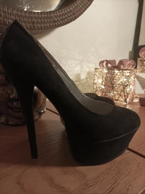 Svarta mocka pumps - Super fina svarta pumps i nyskick