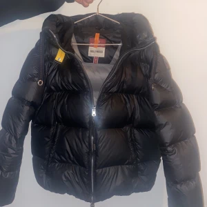 Parajumper DAM (Anya Jacket) - Säljer min knappt använda Parajumper jag köpte i December på Thernlunds i Nacka forum Köpcentrum och använt ca 5 gånger. Köpt för 7800kr. Säljer för 5500kr. Som ny. Storlek S, DAM. Kort (Modell Anya Jacket- svart)