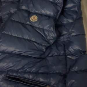 Moncler gui size 6 sitter som en xl. Cond 7-10 riktigt bra nu när det börjar bli lite varmare ute. Självklart äkta vara!