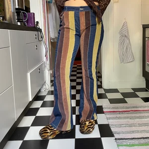 Randiga 70s byxor  - Skit snygga randiga bootcut byxor. I jätte bra skick (: