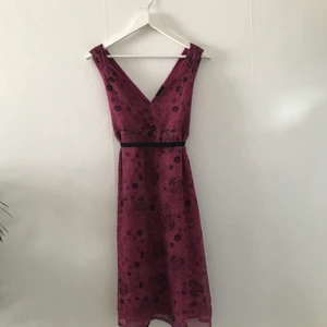 Klänning  - Härlig klänning. Snöre man knyter baktill. 