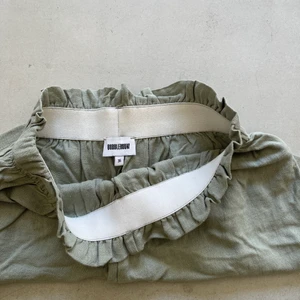 Shorts från Bubbleroom, storlek 36 - Gröna shorts från Bubbleroom Resår i midjan Storlek 36 Använda men i gott skick