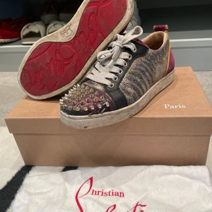 Christian Louboutin sneaker - Sjukt snygga loubs med några utekvällar på nacken. Funkar fortfarande men i behov av kärlek och lite tvätt möjligtvis. Extra nitar + nya skosnören finns samt dustbag och box. 