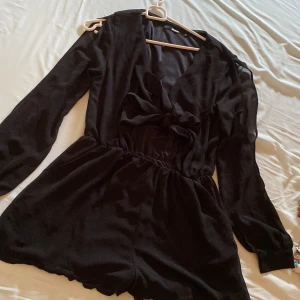 Playsuit  - Säljer en till Playsuit precis som den mönstriga men svart! Storlek S passar även en M från bik bok. Dessa Playsuit har varit otroligt populära! Öppna armar. Perfekt till sommar och semester! Sköna att ha på och snygga!