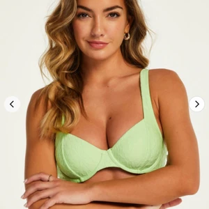 Grön bikini  - Aldrig använda, säljer enbart för jag vill ha en annan bikini men jätte fin 💚 Överdelen storlek: 75C och underdel: M. Båda tillsammans= 544. Överdelen för sig= 345 underdel= 199