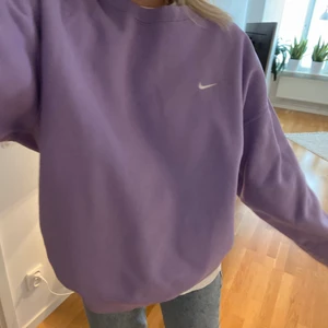 Nike Sweatshirt  - Superskön och fin sweatshirt från Nike, inte använd många gånger alls. Om många är intresserade blir det budgivning, annars först till kvarn! Hämtas i Telefonplan eller så står köparen för frakt ☺️🥰