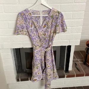 Klänning - Perfekt till midsommar. Svalkande tyg som är lånekort. Köpare står för frakt. Skriv vid eventuella frågor!