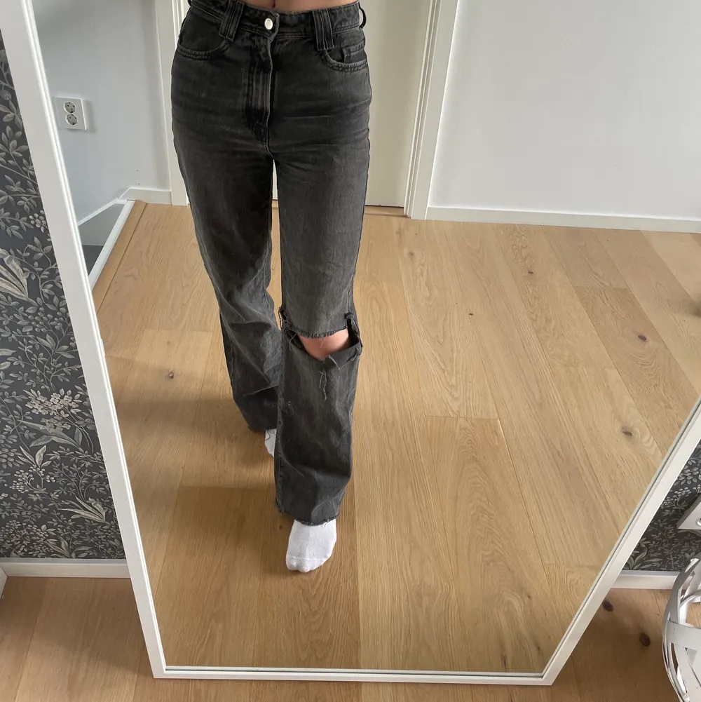 Säljer dessa jeans med ett hål på knät, de är ifrån Zara. Jag är 168cm och de passar mig perfekt.🤍. Jeans & Byxor.