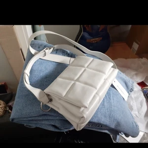 Trendig väska  - Populär slutsåld väska från Nly accessories! Helt ny med lapp kvar💖Färgen är offwhite💖Frakt: 66:- spårbart 