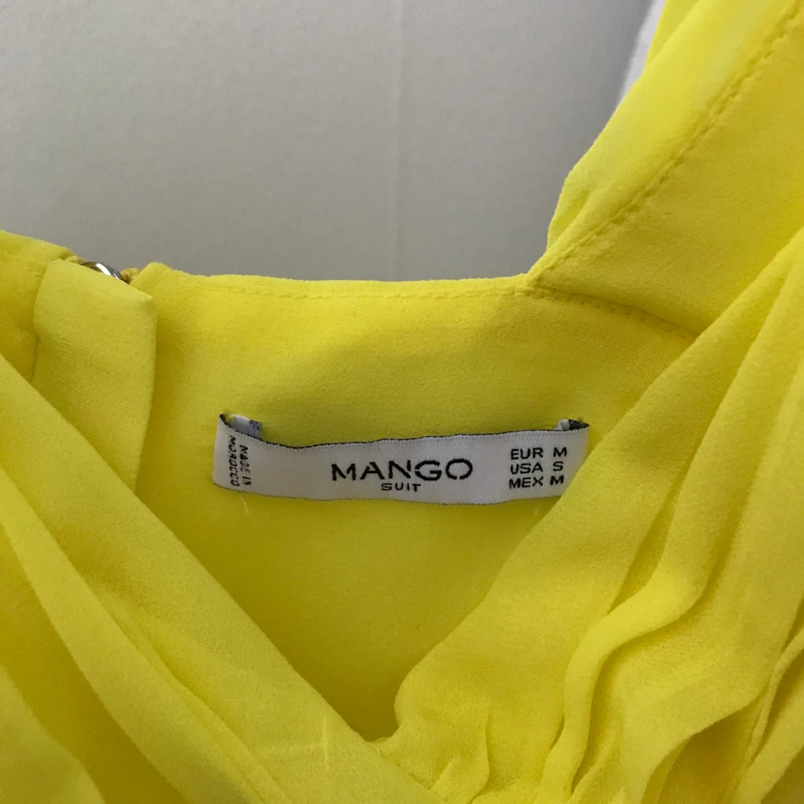 Gul topp med öppen rygg  - 91