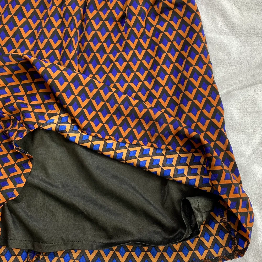 Vad: Kort kjol från Compania Fantastica Stl: M Material: 100 % polyester Skick: Sparsamt använd, inget att anmärka på. Kjolar.