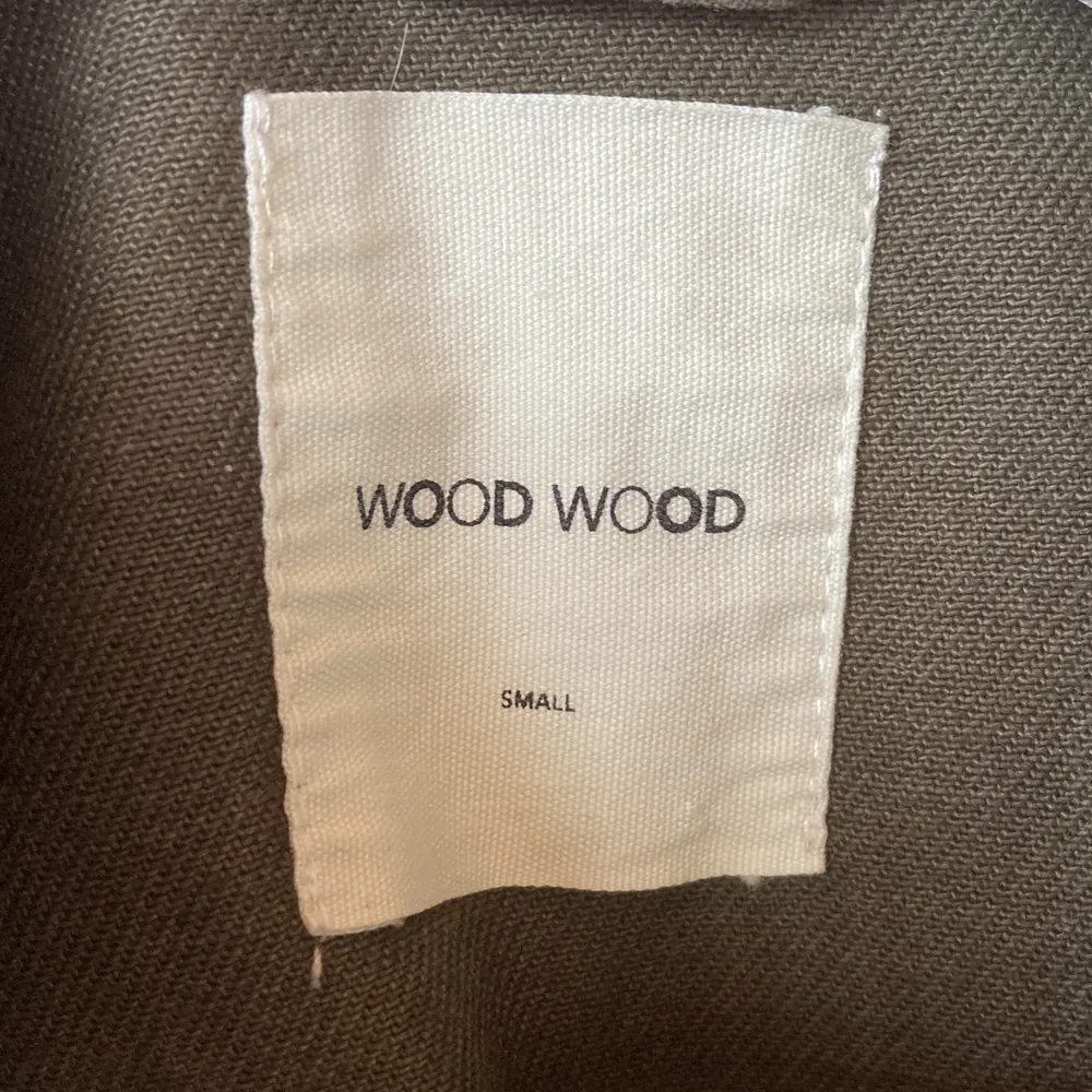 Overshirt från Wood Wood i strlk S. Använd ca 3 ggr. Nypris var över 2000kr.  Denna är lite grövre i materialet, så perfekt som både jacka och overshirt. Passar till kille och tjej. 100% Bomull.  Hör av dig om du undrar något 💬. Jackor.