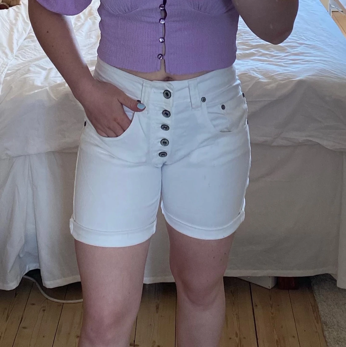 Långa vita shorts 