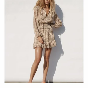 Zara klänning - Säljer denna super snygga Zara klänningen då den ej var i min smak tyvärr, storlek 36<33