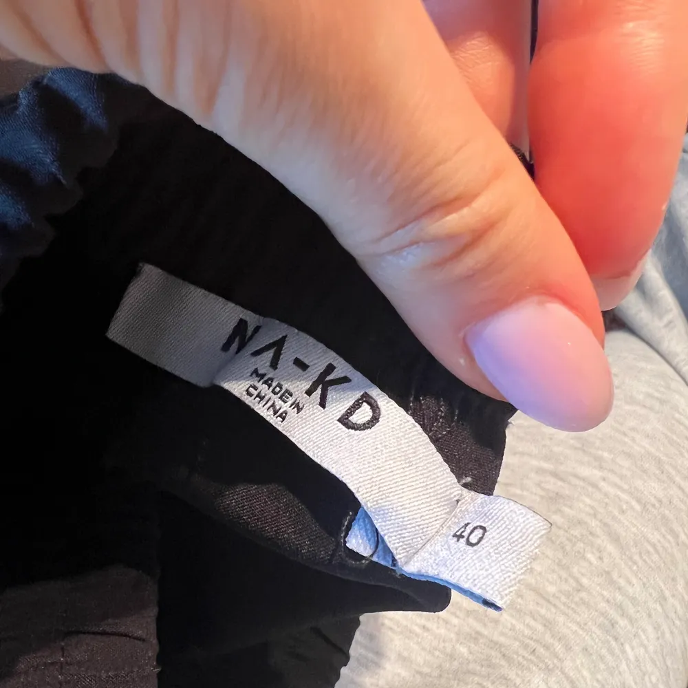 Helt nya svarta byxor från NA-KD, prislapp inte  kvar men endast provade. Stl 40 (M). Nypris 429kr. Jeans & Byxor.