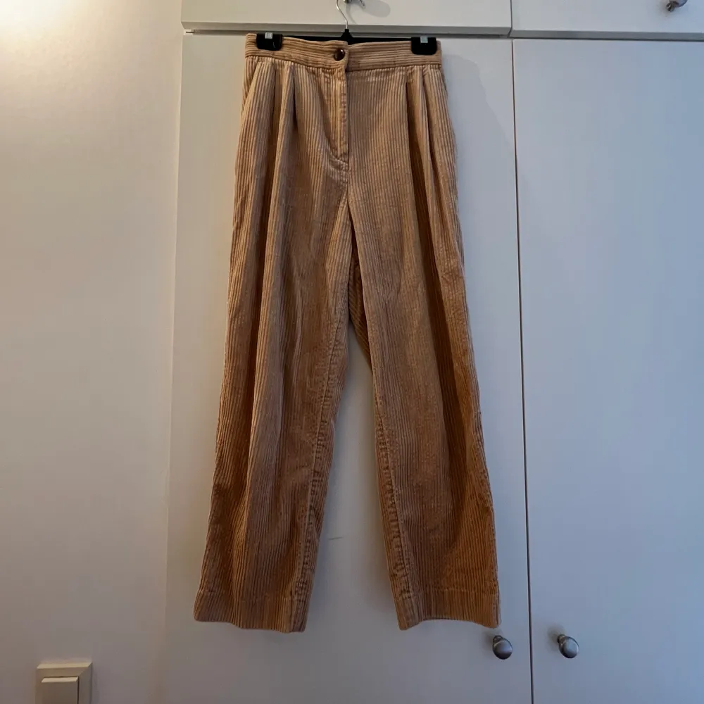 Ljusbruna byxor från Hm i storlek 36.. Jeans & Byxor.