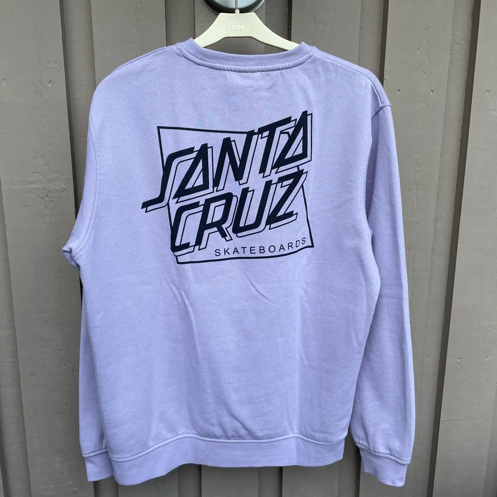 En Santa Cruz sweatshirt i färgen lavendel, knappt använd. Väldigt mjuk på insidan! Skriv om ni har några frågor 🌻. Hoodies.