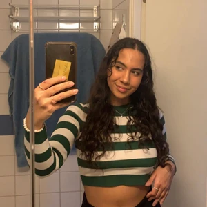 Randig tröja från Zara - Randig tröja från Zara i storlek XS. Passar bra på mig som egentligen bär S i toppar. Kan mötas upp i Linköping annars står köparen för frakt 🥰