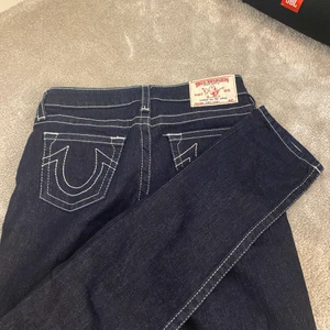 True religion jeans  - True religion jeans i st 12 vilket är barn storlek men är som dam storlek 23 fast lite kortare i benen. 💕 lågmidjade 