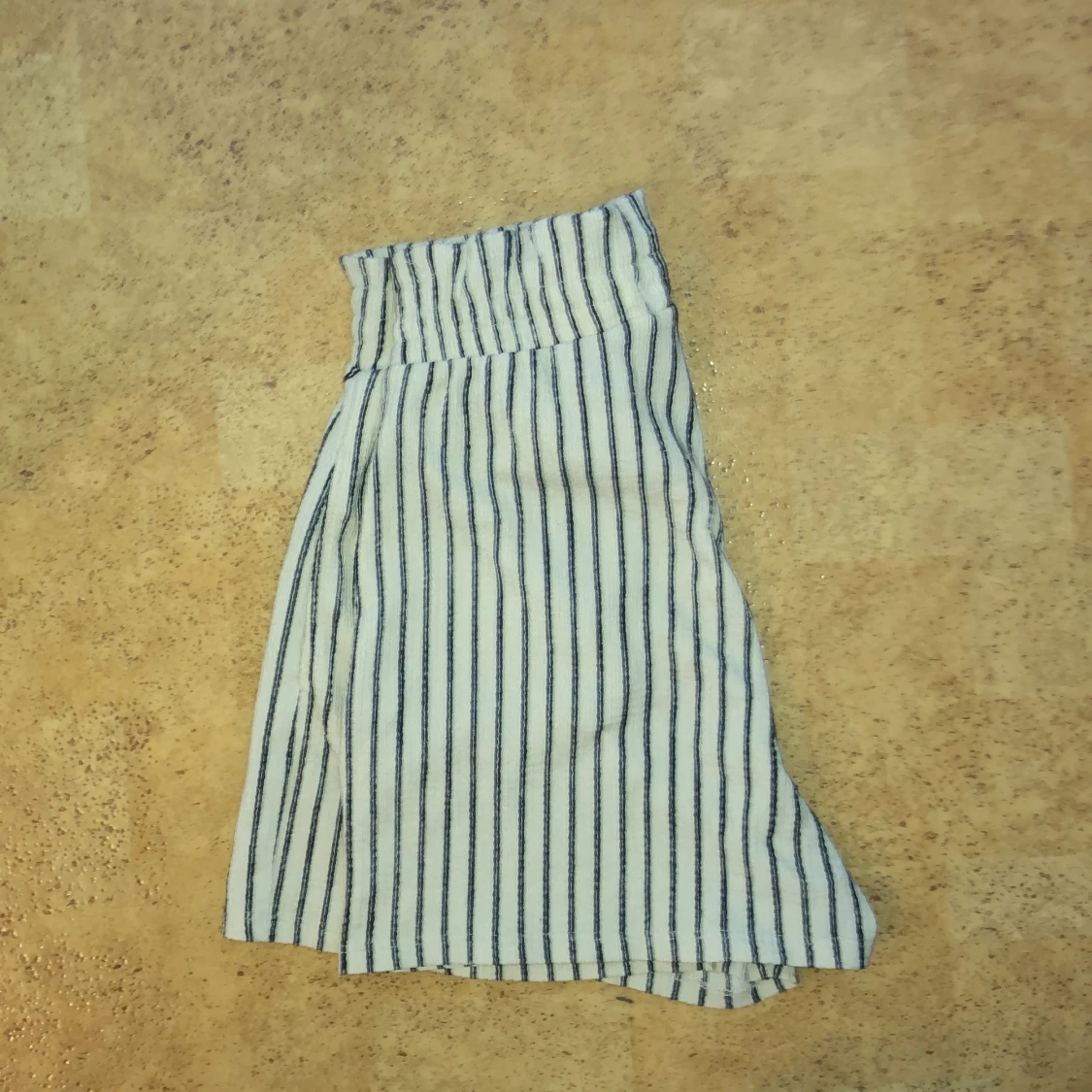 Shorts med svarta ränder - 90