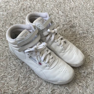 Reebok sneakers - Vita Reebok sneakers. Använda ett fåtal gånger och är i fint skick! Nypris är ca 1 000kr.
