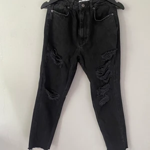 Slitna Jeans  - Slitna, svarta Lenas från NAKD, storlek 34, endast testade🤍  - Frakt tillkommer om plagget behöver postas -