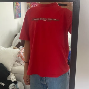 Vintage oversize Armani emporio jeans T-shirt - En röd vintage t-shirt från Emporio Armani Jeans med oversize passform. Sitter svinsnyggt och passar perfekt nu till sommaren. Köparen står för frakten, önskas fler bilder är det bara att höra av sig!