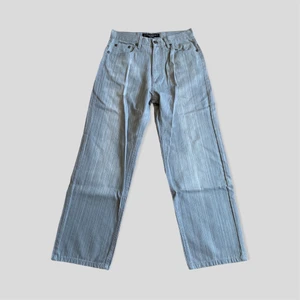 Raw Blue Jeans - Ett par helt nya fina baggy jeans i färgen ice grey. Riktigt snygga, ur ballt utseende. Säljer då de satt en aning för stort på mig. För fler bilder eller mått kontakta mig.