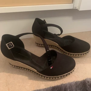 Tommy Hillfiger wedges - Tommy Hilfiger wedges i storlek 36.