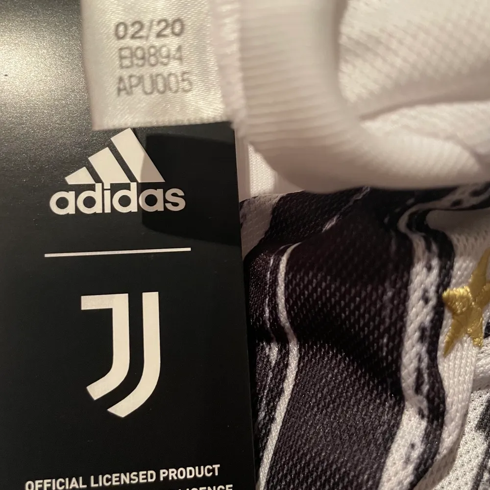 I princip helt nytt plagg, använd en gång. Plagget en är äkta Juventuströja och köpt från adidas (se produktkod, bild 2). Storlek M. Hoodies.